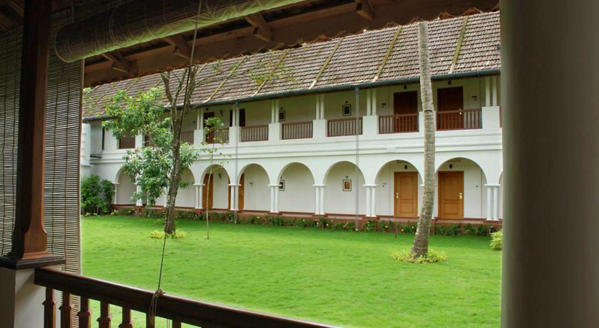 Lemon Tree Vembanad Lake Resort, Kerala Alappuzha Exterior foto
